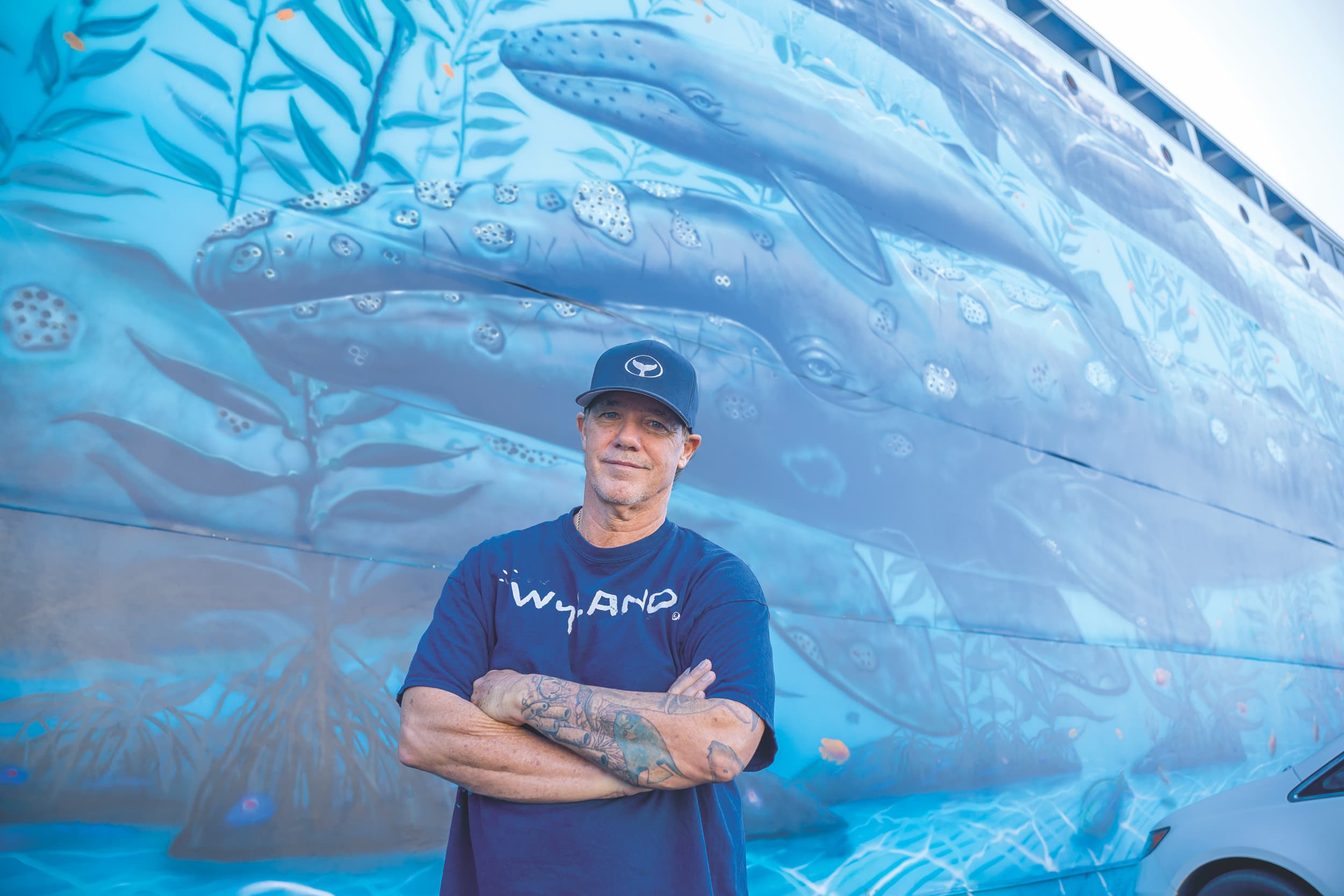 Marine artist Wyland in front of one of his iconic whale murals